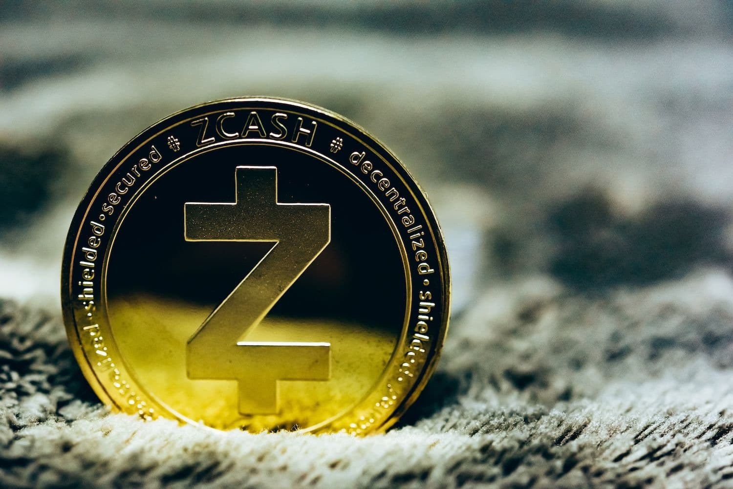 Fresh ETF momentum sends Zcash above $800 amid a surge in futures trading and leverage. (Image: Shutterstock)