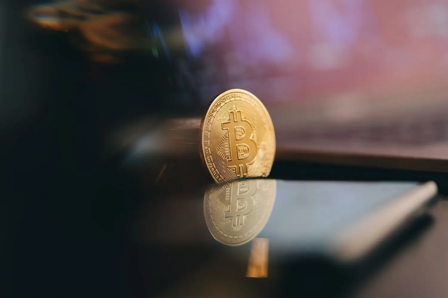 desktop-bitcoin-drops-to-dollar77700-as-capital-inflows-stall-and-strategy-goes-underwater