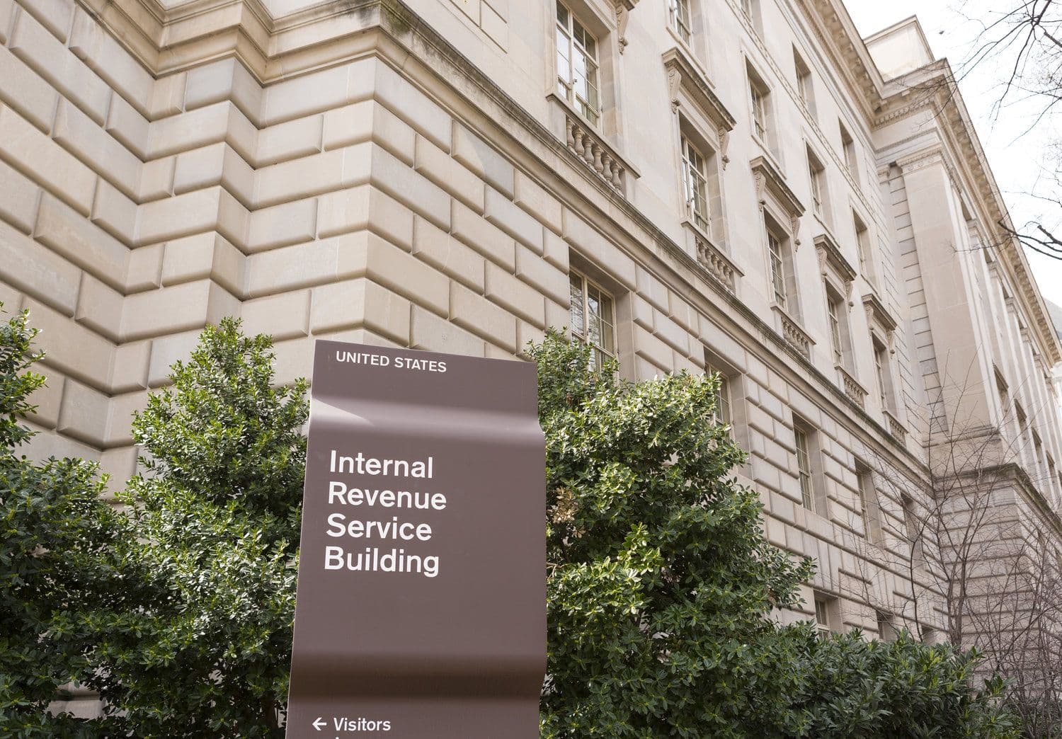 Trump Signs Resolution Preventing IRS From Treating DeFi Platforms as Brokers