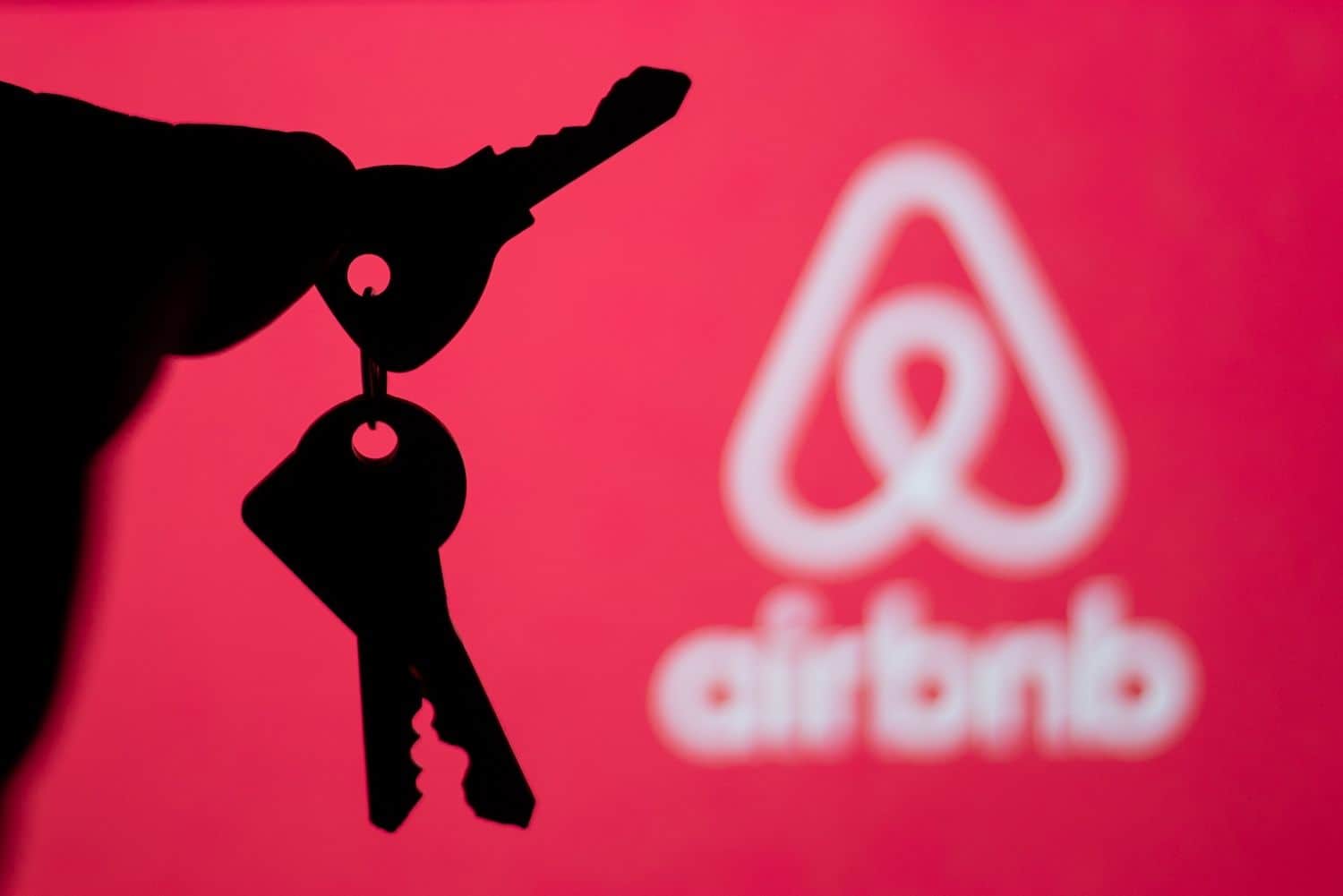 A sharp Airbnb stock rally follows stronger earnings and measurable AI efficiency gains (Image: Shutterstock)