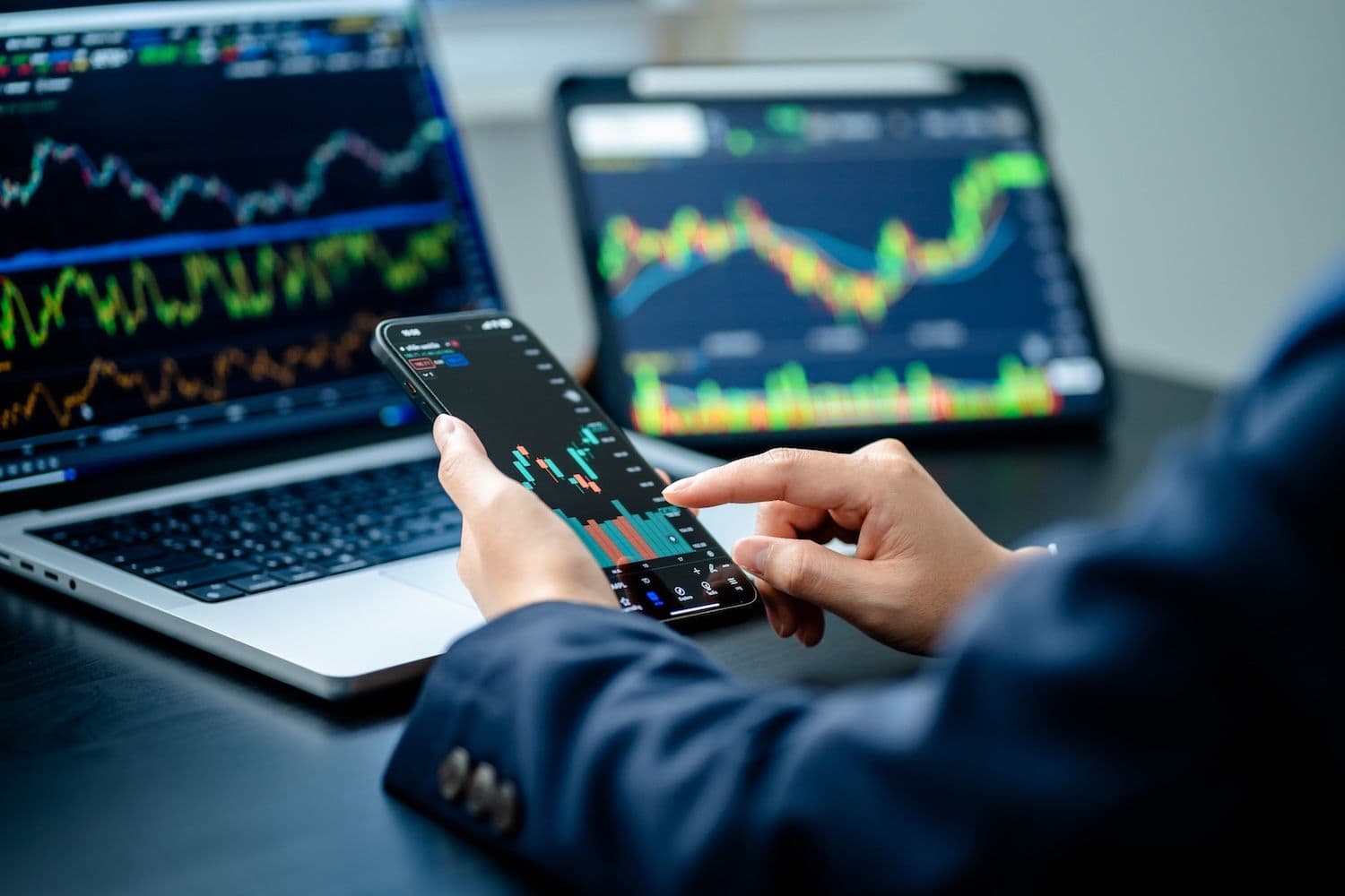Bitget, Kraken and Binance compared on liquidity, collateral, APIs and hedging for institutional tokenized equity trading in 2026. (Image: Shutterstock)