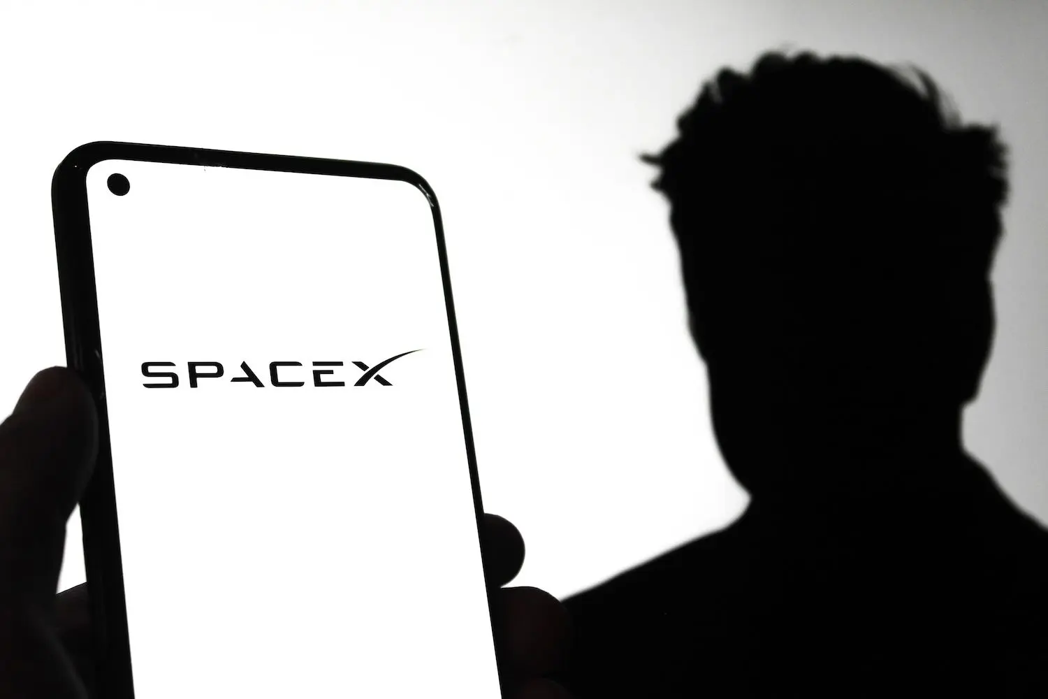 Renewed buying in SpaceX shares rebuilt Elon Musk's fortune past $800 billion, with analysts lifting price targets. (Image: Shutterstock)