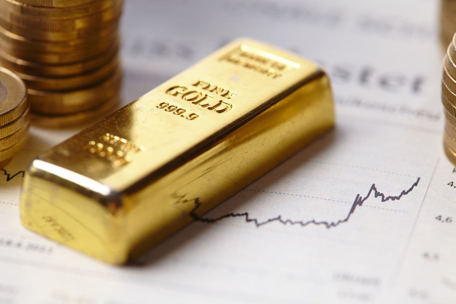 Rising U.S. debt risks lead Ray Dalio to favor gold and a smaller Bitcoin position over bonds (Image: Shutterstock)